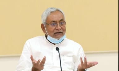 ##jansurraj हमारे बिहार के मुख्यमंत्री जी को आने के लिए दो दो ट्रेन को स्टॉप कर दिया जाता है यही समाधान यात्रा हैl