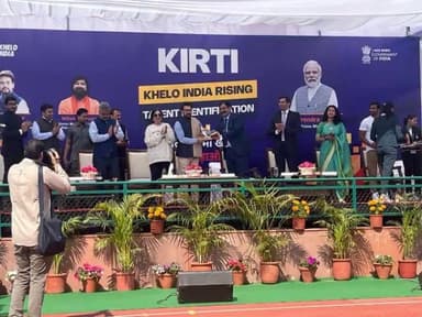 Adviser to Administrator, UT Chandigarh, Rajeev Verma honors Hon'ble Union Minister Shri Anurag Thakur with a memento during the launch of the Khelo India Rising Talent Identification (#kirti) Scheme. @pibindia @mib_india @cbc_chandigarh .