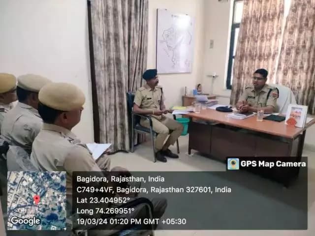 #BanswaraPolice पुलिस अधीक्षक महोदय द्वारा पुलिस उप अधीक्षक कार्यालय बागीदोरा का औचक निरिक्षण किया जाकर वृताधिकारी एवं कलिंजरा, सल्लोपट एवं आनंदपुरी थानाधिकारिओ की मीटिंग लेकर चुनाव एवं कानून व्यवस्था बाबत आवश्यक निर्देश दिये गये...