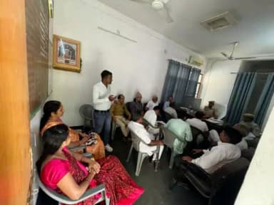 @banswara_police पुलिस थाना लोहरिया पर CLG सदस्यो #पुलिसमित्रगण, #ग्रामरक्षादल, #सुरक्षासखी की मीटिंग लेकर लोक सभा चुनाव एवं होली पर , कानून एवं शांति व्यवस्था बनाये रखने बाबत चर्चा कर आवश्यक निर्देश दिये....