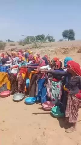 ग्राम पंचायत- जोपाड़ा ब्लॉक- दौसा में नरेगा श्रमिकों को मतदान के प्रति जागरूक किया और मतदान करने की शपथ दिलाई गई । @ECISVEEP @ceorajasthan @1stIndiaNews #Election2024 #ChunavKaParv #DeshKaGarv #YouthChlaBooth #myvotemypower
