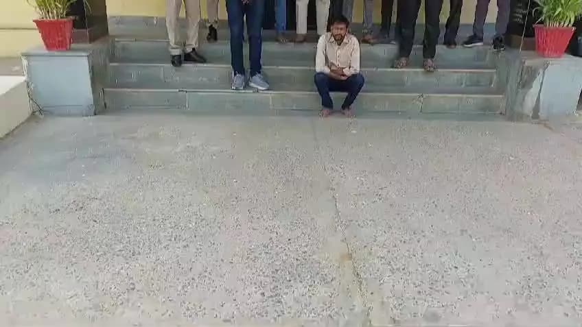 #Dausa #सिकराय: मानपुर थाना व दौसा डीएसटी टीम की बड़ी कारवाई
10 हजार रुपए का इनामी बदमाश को किया गिरफ्तार, आरोपी बदमाश कांस्टेबल संजय गुर्जर हत्याकांड का है अपराधी...