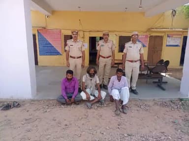 पुलिस थाना #दत्तवास की कार्यवाही।
अवैध देशी मदिरा व हथकड शराब सहित तीन व्यक्ति #गिरफ्तार व तीन #प्रकरण दर्ज।