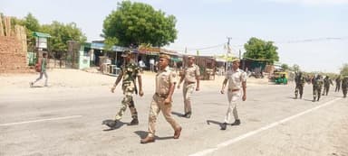 #Balotra: आगामी #लोकसभाचुनाव2024 के मद्देनजर पुलिस थाना #मण्डली वि.स. क्षेत्र #पचपदरा में कस्बा सिमरखिया पुरोहितान, माडपुरा, बागावास में #CAPF कम्पनी मय #पुलिस जाब्ता के #फ्लैग #मार्च किया गया।
@Igp_Jodhpur