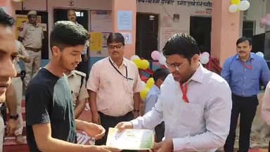 #राजसमन्द
जिला कलक्टर एवं पुलिस अधीक्षक द्वारा मतदान केंद्र पर प्रथम बार वोट देने वाले नव मतदाताओं का उत्साहवर्धन किया।