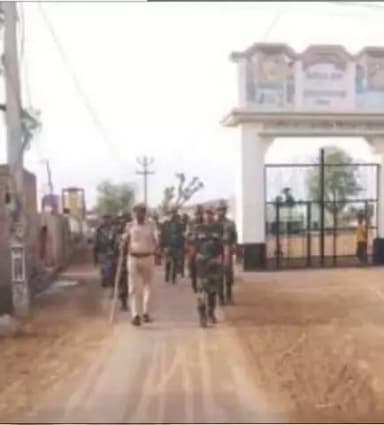 #लोकसभा_चुनाव_2024 मध्येनजर रतनगढ़ में #पुलिस_BSF जवानों ने निकाला फ्लैग मार्च