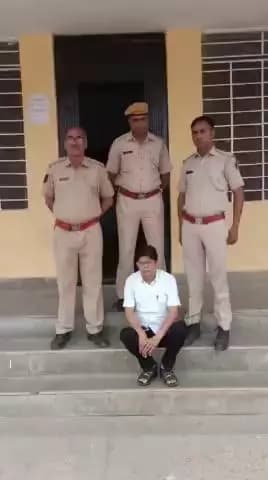 #Dausa: #सिकराय BDO से मारपीट मामला
मामले में दूसरे आरोपी सरपंच कमलेश मीना को किया गिरफतार, कुछ दिन पहले पंचायत समिति में मारपीट का हैं मामला, मामले के CCTV फुटेज भी हुएं थे वायरल, मानपुर थाना पुलिस की कार्रवाई
@DausaPolice