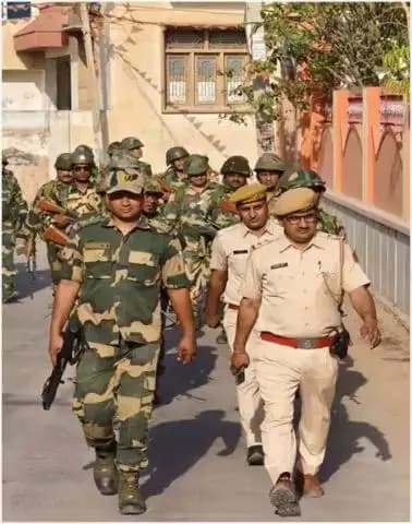 #लोकसभा_चुनाव_2024 मध्येनजर सदर सुजानगढ़ में #पुलिस_BSF जवानों ने निकाला फ्लैग मार्च