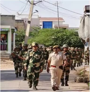 #लोकसभा_चुनाव_2024 मध्येनजर सदर सुजानगढ़ में #पुलिस_BSF जवानों ने निकाला फ्लैग मार्च