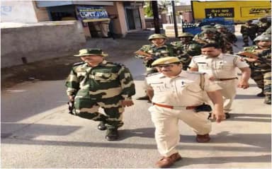 #लोकसभा_चुनाव_2024 मध्येनजर सदर सुजानगढ़ में #पुलिस_BSF जवानों ने निकाला फ्लैग मार्च