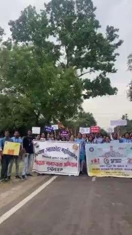 कल्याण महाविद्यालय और श्री शंकराचार्य महाविद्यालय के विद्यार्थियों ने मतदाता जागरूकता रैली निकालकर मतदाताओं को मतदान के महत्व के बारे में समझाया।
#ChunavKaParv #DeshKaGarv
#loksabha2024_cg