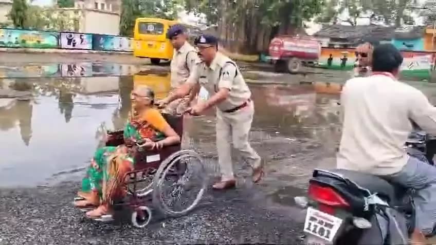 "करें मतदान, बढ़ाएं लोकतंत्र की शान"
खरगोन के बिस्टान में मतदान के लिए पहुंचीं बुजुर्ग महिला मतदाता को एडिशनल एस.पी. श्री तरूणेन्द्र सिंह बघेल ने स्वयं व्हील चेयर से बूथ तक ले जाकर मतदान कराया।
#CEOMP