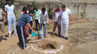 75वें #राजस्थान_पुलिस_दिवस_ अवसर पर पुलिस लाइन, जिले के सभी थानों एवं पुलिस चौकियों में चलाया गया साफ-सफाई एवं पौधारोपण अभियान।
#राजस्थान_पुलिस।