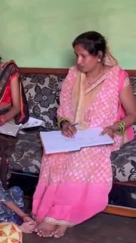 स्वावलंबन की ओर बढ़ते महिलाओं के कदम।
ग्राम कोलिहापुरी की दानेश्वरी दीदी बताती है कि महतारी वंदन योजना के आने से उनके जीवन में आत्मनिर्भरता आई है। योजना से मिली राशि से वह स्वयं की छोटी बड़ी जरूरतों की पूर्ति करती है।