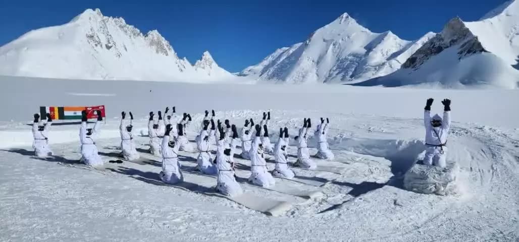 #YogaForSelfAndSociety : Indian army celebrates 10th #InternationalDayofYoga.
#IDY2024 #YogaDay2024 #YogaForAll
