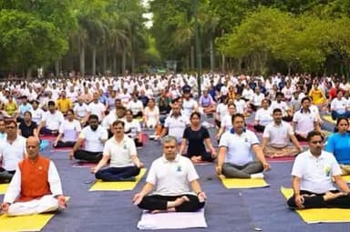 Union Minister Shri Ashwini Vaishnaw leads International Yoga Day celebrations at Lodhi Garden in New Delhi
#IDY2024 #YogaDay2024 #InternationalDayOfYoga2024