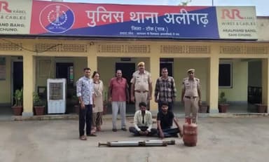 थाना #अलीगढ की कार्यवाही।
नित्यानंद महाराज आश्रम लसाडिया में रात्रि के समय चोरी करने वाले दो व्यक्ति #गिरफ्तार।
