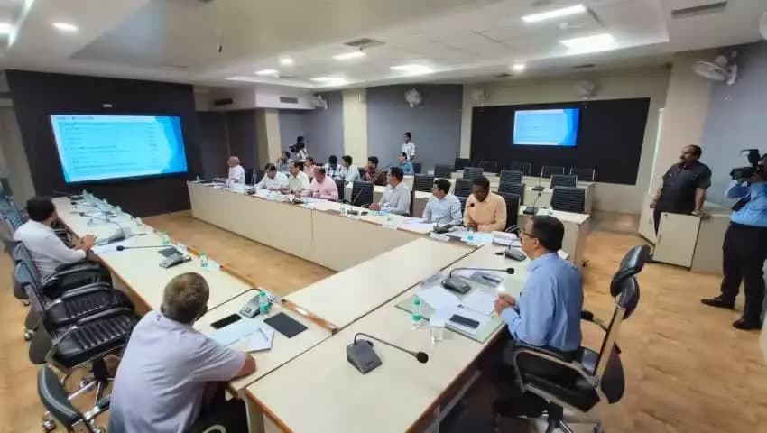 मुख्य निर्वाचन पदाधिकारी, मध्यप्रदेश, अनुपम राजन द्वारा आज #𝐋𝐨𝐤𝐒𝐚𝐛𝐡𝐚𝐄𝐥𝐞𝐜𝐭𝐢𝐨𝐧𝐬𝟐𝟎𝟐𝟒 अंतर्गत मतगणना की तैयारियों के संबंध में जानकारी देने के लिए मान्यता प्राप्त राष्ट्रीय राजनीतिक दलों के प्रतिनिधियों के साथ बैठक की गई।