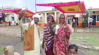 123-अमरवाड़ा (ST), जिला छिंदवाड़ा में #विधानसभा_उपचुनाव_2024 के अंतर्गत सभी मतदान केंद्रों पर शांतिपूर्ण तरीके से मतदान जारी है। क्षेत्र में दोपहर 1 बजे तक 51.98% मतदान हुआ है। 
#ECI