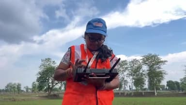 सफलता की उड़ान- कहानी दुर्ग की ड्रोन दीदी की
ये हैं दुर्ग जिले की ड्रोन दीदी!
मतवारी गांव की जागृति साहू, जो आज महिलाओं के लिए किसी प्रेरणा से कम नहीं है। आइए सुने इनकी कहानी इन्हीं की जुबानी...