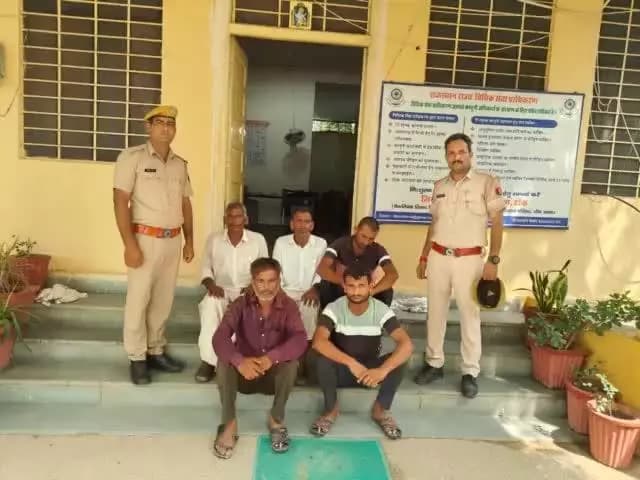 पुलिस थाना #बरोनी की कार्यवाही
3 माह से फरार हत्या के आरोप में 5 व्यक्ति #गिरफ्तार।