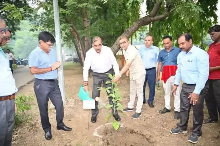 #एक_पेड़_माँ_के_नाम #plant4mother दिनांक 25.07.2024 को बरेका आवासीय परिसर में महाप्रबंधक श्री अभय बाकरे ने वृक्षारोपण कर इस अभियान के प्रति जागरूकता का संदेश दिया।