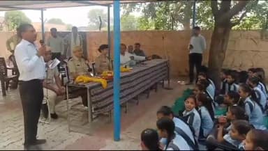 #ऑपरेशन_जागृति के तहत सुश्री चारुल गुप्ता आरपीएस द्वारा राजकीय उच्च माध्यमिक विद्यालय कल्लवास में बालक बालिकाओं को *पॉक्सो अधिनियम* *Good touch Bad touch* तथा नए कानूनों, साइबर क्राइम, युवाओं में बढ़ती नशे की लत, ट्रैफिक रूल्स के बारे मे