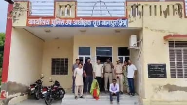 #Dausa #सिकराय: मानपुर सीओ दीपक कुमार ने ब्लाइंड मर्डर केस का किया खुलासा
रेटा में ट्रक से कुचलकर मुरारी लाल बैरवा की हत्या प्रकरण का किया खुलासा, मृतक की पत्नी का प्रेमी ही निकला हत्या का आरोपी...
#Dausapolice