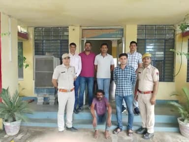 जिला कोटा ग्रामीण पुलिस की #बड़ी_कार्यवाही
थाना सुकेत ने #त्वरित_कार्यवाही करते हुए 24 घंटे के अंदर ही किया #गिरफ्तार
डिलिवरी बॉय के #सनसनीखेज_ब्लाइंड_मर्डर का खुलासा करते हु