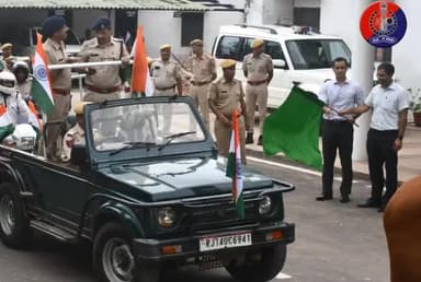 'हर घर तिरंगा'
भरतपुर पुलिस द्वारा प्रत्येक घर #तिरंगा🇮🇳 फहराने का संदेश देने हेतु
हर घर #तिरंगा_यात्रा 🇮🇳 का आयोजन