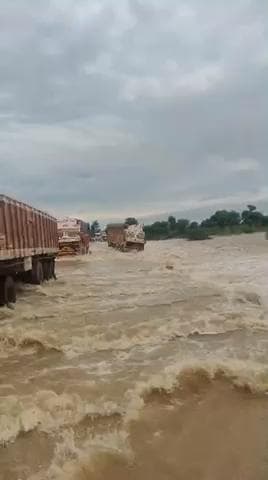 #ब्यावर_पुलिस कानिस्टेबल ने दिया बहादुरी का परिचय अपनी जान की बिना परवाह किये नदी के तेज बहाव में बहे ट्रक से ड्राईवर व खलासी की बचाई जान