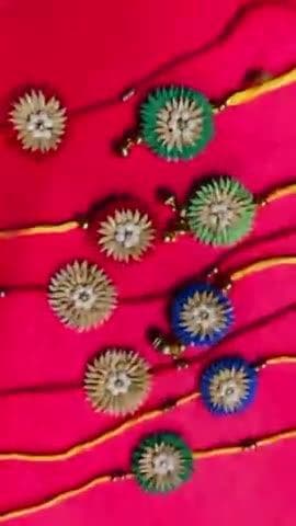 ये हैं ग्राम बोरई के चंदू साहू
खैरागढ़ संगीत विश्वविद्यालय से चंदू ने लोककलाओं की शिक्षा ली और धान से कलाकारी शुरू की।
रक्षाबंधन पर उन्होंने अपनी कलाकारी से बनाई की आकर्षक राखियाँ।