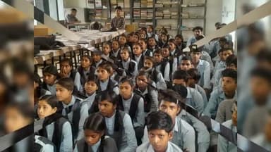 #उदयपुर _पुलिस
#बाघपुरा_थाने के मानस राजकीय उच्च माध्यमिक स्कूल के छात्र छात्राओं को न्यूक्रिमिनल लॉ,सड़क सुरक्षा,साइबर अपराध,पॉक्सो अधिनियम, महिला एवम बालको के अपराध के सम्बन्ध में कानूनी जानकारी दी गई ।