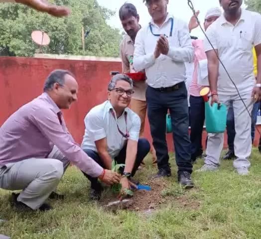 बरेका में #एक_पेड़_माँ_के_नाम अभियान के अंतर्गत पौधरोपण