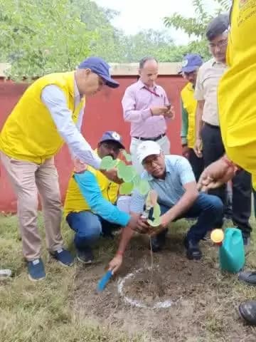 बरेका में #एक_पेड़_माँ_के_नाम अभियान के अंतर्गत पौधरोपण