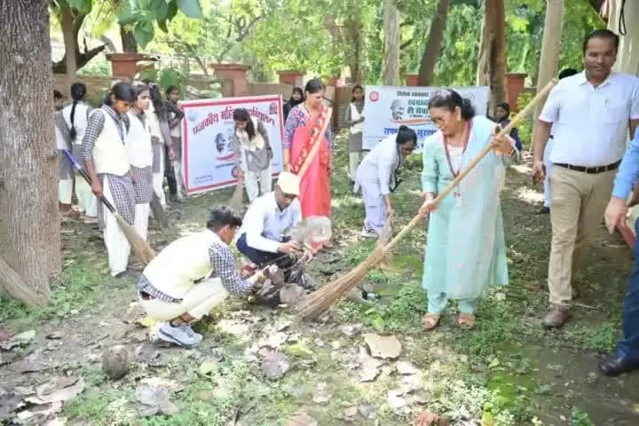 स्वच्छता पखवाड़ा-2024 के अंतर्गत बरेका केंद्रीय चिकित्सालय परिसर में रेल कर्मियों एवं राजकीय कन्या डिग्री कॉलेज NSS छात्राओं द्वारा साफ-सुथरा व स्वच्छ किया गया
#SHS2024 #SwachhataHiSeva2024 #SwabhavSwachhata #SanskaarSwachhata
@swachhbharat