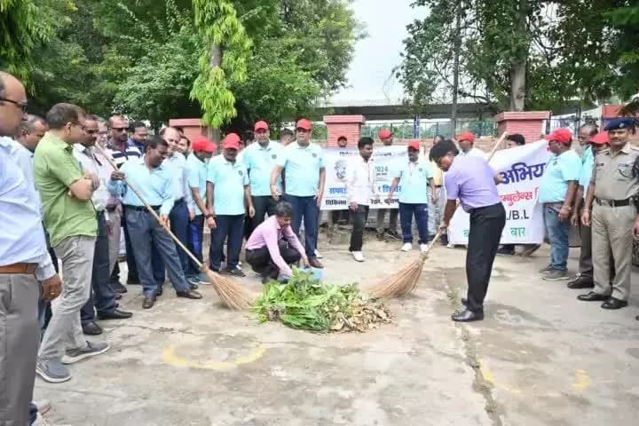 *केन्द्रीय चिकित्सालय में सेंट जॉन एंबुलेंस ब्रिगेड द्वारा महाप्रबंधक श्री एस. के. श्रीवास्तव की गरिमामयी उपस्थिति में स्वच्छता अभियान*
#SwachhtaHiSeva2024
#SHS2024
@swachhbharat