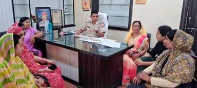 श्रीमान जिला पुलिस अधीक्षक महोदया पूजा अवाना के निर्देशन में फलौदी ज़िले के समस्त थानों में #सुरक्षा_सखी मीटिंग ली जाकर पुलिस - सुरक्षा सखी समन्वय संबंध में चर्चा की गई व समस्याएँ सुनी गई ।