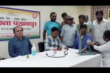 @blwvaranasi केंद्रीय चिकित्सालय में #SpecialCampaign4.0 के तहत कैंटीन में कार्यरत रसोइयों व भोजन वाहकों के स्वास्थ्य जांच का आयोजन किया गया। @SHS2024
@railminindia @mygovindia
#IRSpecialCampaign4.0
#SwachhBharatAbhiyaan @gmblw
