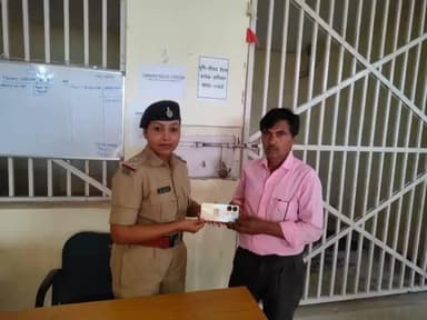 ऑपरेशन मुस्कान के तहत #कैमूर पुलिस लौटा रही लोगों के चेहरे की मुस्कान।
आज दिनांक - 26.10.24 को कैमूर जिला के सोनहन थाना के द्वारा 03 महीने पुर्व गुम हुए मोबाइल को बरामद कर उसके वास्तविक धारक को सुपुर्द किया गया।