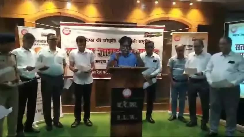 महाप्रबंधक श्री एस. के. श्रीवास्तव ने अधिकारियों एवं कर्मचारियों को दिलाई सत्यनिष्ठा प्रतिज्ञा।
आइए, हम सब मिलकर ईमानदारी और नैतिकता को प्राथमिकता दें और भ्रष्टाचार के खिलाफ सजग रहें।
#VigilanceAwarenessWeek #SayNoToCorruption
@CVCIndia