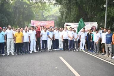 29 अक्टूबर 2024 को बरेका महाप्रबंधक श्री एस.के.श्रीवास्तव ने गोल्फ कोर्स गेट से राष्ट्रीय एकता दौड़ #RunForUnity को हरी झंडी दिखाकर रवाना किया।
इस दौड़ में बरेका के अधिकारियों,कर्मचारियों और खिलाड़ियों ने उत्साहपूर्वक भाग लिया।