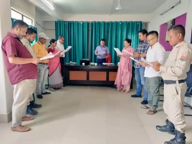 On the occasion of #VigilanceAwarenessWeek (Oct 28 - Nov 3, 2024), Engam Pame, Director PIB Imphal administered the Integrity Pledge to officers and staffs of PIB, Imphal - reaffirming commitment to transparency & integrity.