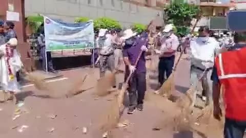 #स्वच्छता ही सेवा के तहत उत्तर मध्य रेलवे के #आगरा छावनी स्टेशन पर रेल अधिकारियों, कर्मचारियों द्वारा श्रमदान किया गया.. #SwachhtaPakhwada #SwachhBharat #SBD2024 #SHS2024