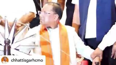 मुख्यमंत्री श्री विष्णुदेव साय ने गाँधी जयंती के अवसर पर स्वावलंबन और आत्मनिर्भरता का प्रतीक #चरखा चलाकर राष्ट्रपति महात्मा गाँधी के प्रति श्रद्धांजलि अर्पित की।
#10YearsOfSwachhBharat
#GandhiJayanti #GandhiJayanti2024 #Peace #Ahimsa