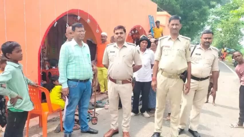 #दुर्गापूजा पर्व के अवसर पर कैमूर जिला के नुआंव थानांतर्गत मां दुर्गा पंडाल का निरीक्षण कर पंडाल समिति सदस्यों को उचित दिशा निर्देश दिए गए l
.
@biharpolice