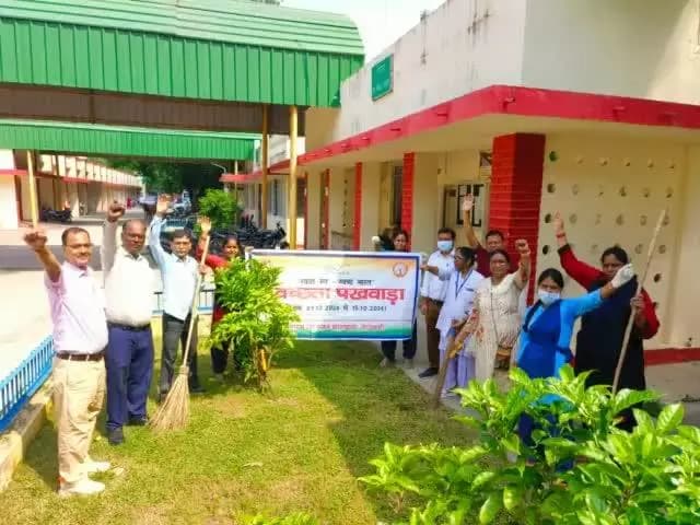 03.10.2024 को स्वच्छता पखवाड़ा के अंतर्गत बरेका के केन्द्रीय चिकित्सालय में प्रमुख मुख्य चिकित्सा अधिकारी डॉ देवेश कुमार के साथ अन्य चिकित्सकों ,संरक्षा विभाग एवं कर्मचारियों द्वारा स्वच्छता अभियान सफलता पूर्वक संपन्न किया गया।
#SHS2024
