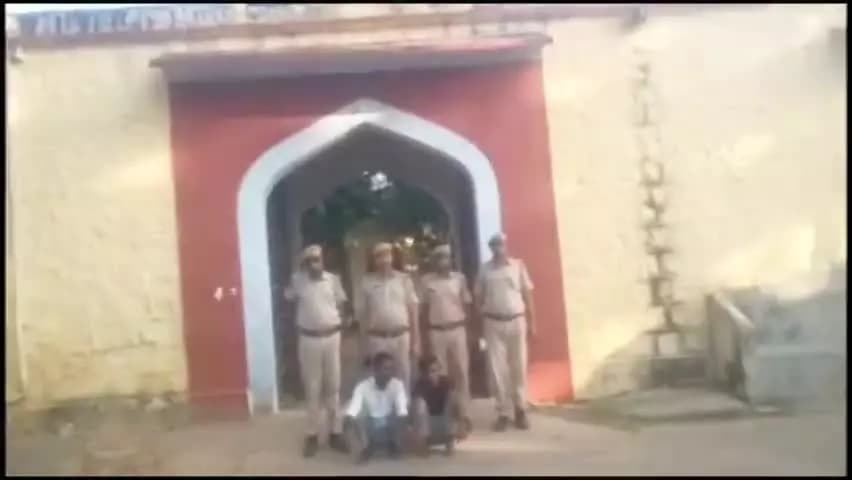 पुलिस थाना #जमवारामगढ़ ने दो #गौ_तस्कर गिरफ्तार कर कब्जे से 3 गाय व 1 बछड़ा तथा एक टेम्पू किया जब्त।