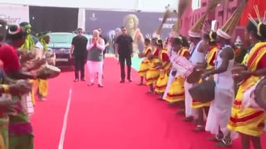 जनजातीय गौरव दिवस' कार्यक्रम में भाग लेने बिहार के जमुई पहुंचे माननीय प्रधानमंत्री @narendramodi जी का पारंपरिक आदिवासी तरीके से स्वागत।
#JanjatiyaGauravDiwas #JanjatiyaGauravDiwas2024 @pibtribalaffairs