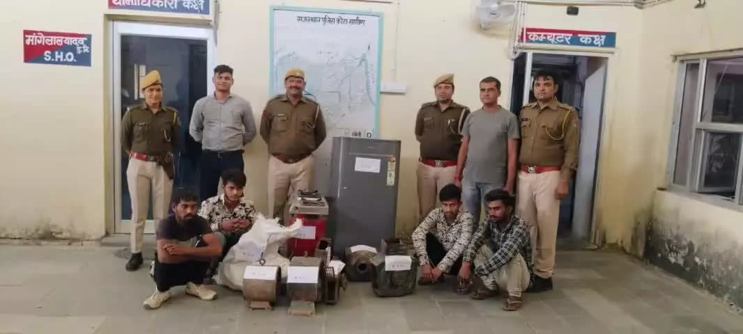जिला कोटा ग्रामीण पुलिस की कार्यवाही
थाना इटावा ने #चोरी व #नकबजनी की #वारदात का पर्दाफाश करते हुए, #माल_मसरूका_बरामद कर, 04 अपराधियों को #गिरफ्तार करने में सफलता हासिल की